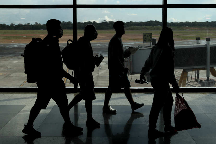 Brasileiros deportados dos EUA chegam ao Aeroporto Internacional de Manaus
