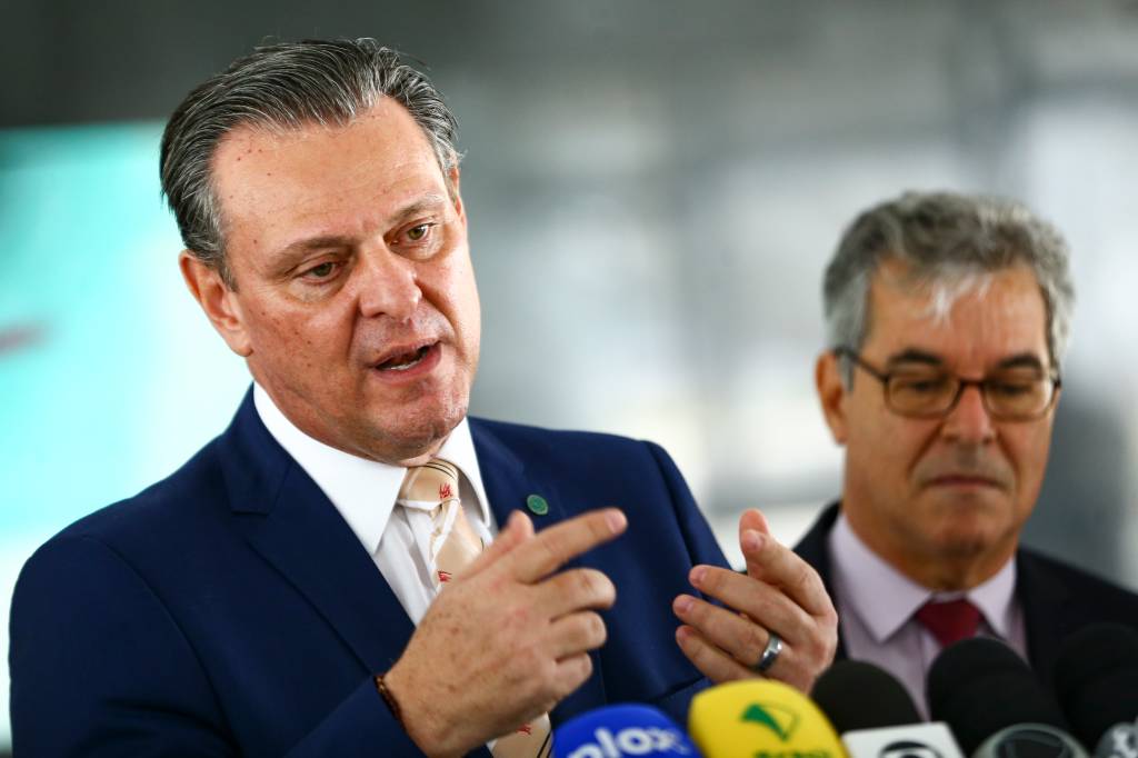 Comissão do Senado ouve Carlos Fávaro por medidas contra gripe aviária