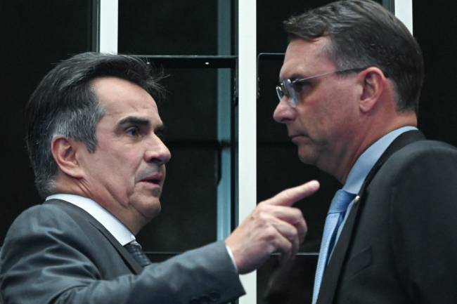 ciro-nogueira-flavio-bolsonaro Os senadores Ciro Nogueira (PP-PI) e Flávio Bolsonaro (PL-RJ)
