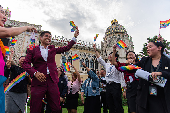 Tailandeses celebram aprovação do projeto de lei que reconhece o casamento LGBTQIA+ no país. 18/06/2024