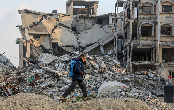 Palestino caminha por construções destruídas por bombardeios israelenses na cidade de Khan Yunis, no sul da Faixa de Gaza. 11/01/2025