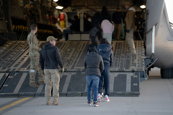 Grupo de imigrantes algemados entrando em voo militar de deportação nos EUA. 23/01/2025