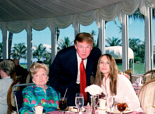 gettyimages-695649514-594×594 Mary Anne MacLeod, Donald Trump e sua então namorada, Melania Knauss, na Flórida, EUA. 27/02/2000