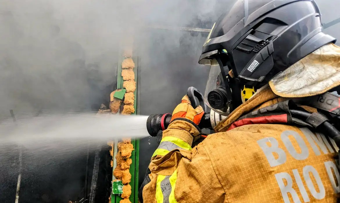 Mais de 60 bombeiros foram ao local para conter as chamas