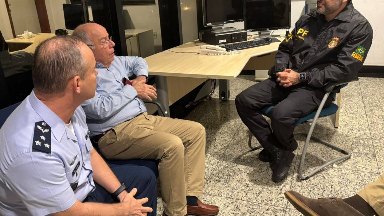 O ministro das Relações Exteriores do Brasil, Mauro Vieira, com Sávio Pinzón, superintendente interino da Polícia Federal no Amazonas, e com o major-brigadeiro Ramiro Pinheiro, comandante do 7º Comando Aéreo Regional