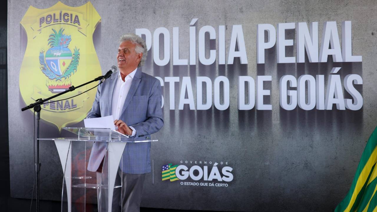 Governador Ronaldo Caiado durante entrega de novas viaturas e armamentos à Polícia Penal