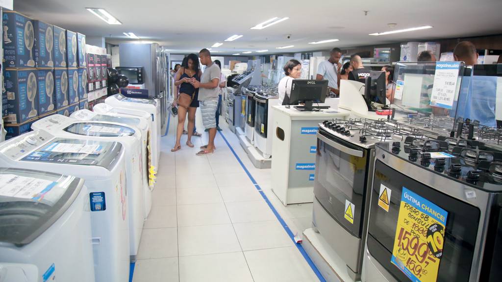 Salvador,,Bahia,/,Brazil,-,November,29,,2019:,Customers,Are PREOCUPAÇÃO - Comércio: dinheiro está migrando de lojas para apostas