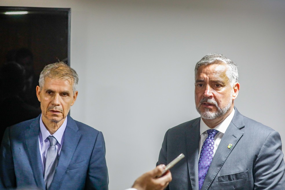 O ministro da Secom Paulo Pimenta e o publicitário Sidônio Palmeira em conversa com jornalistas nesta terça-feira, 7