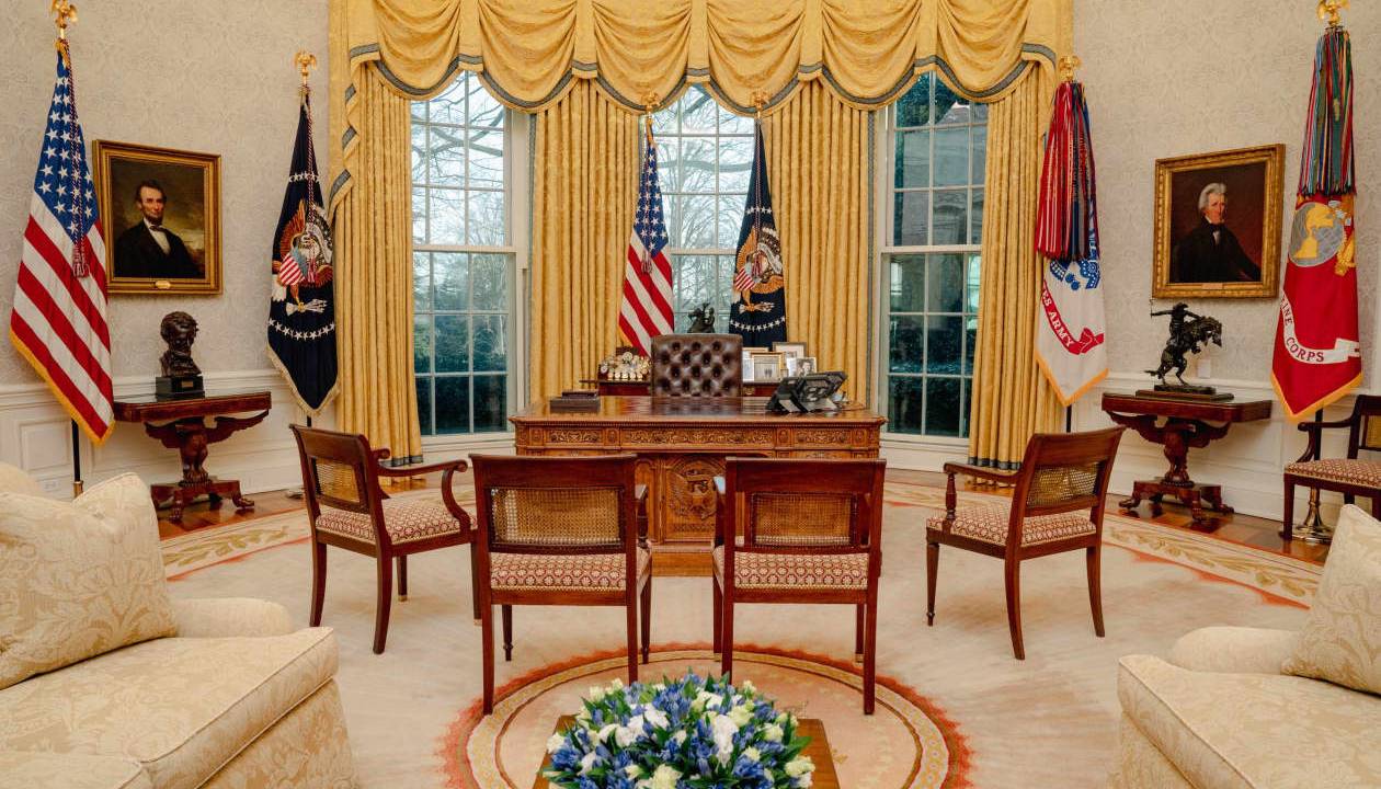 Famosa Mesa do Resolute foi equipada com botão para Donald Trump, presidente dos EUA, pedir Coca Diet com facilidade enquanto trabalha. 21/01/2025 -