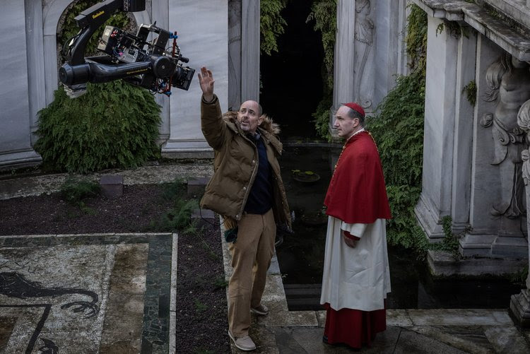 Conclave Diretor Edward Berger e Ralph Fiennes durante as filmagens de 'Conclave'