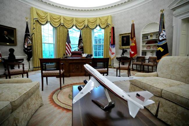 Os presidentes podem selecionar obras de arte da coleção da Casa Branca, dos vastos acervos do Smithsonian ou pedir obras emprestadas de outras instituições para enfeitar o Salão Oval. 21/01/2025 -