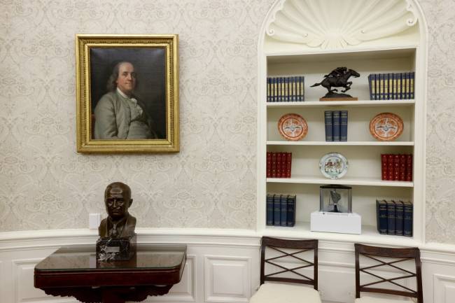 Joe Biden levou o retrato de Benjamin Franklin ao Salão Oval para simbolizar seu foco na ciência. E Trump o manteve. 21/01/2025 -