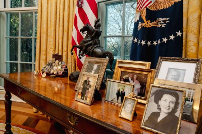 Retratos da família Trump misturados a estatuetas e referências históricas. 21/01/2025 -