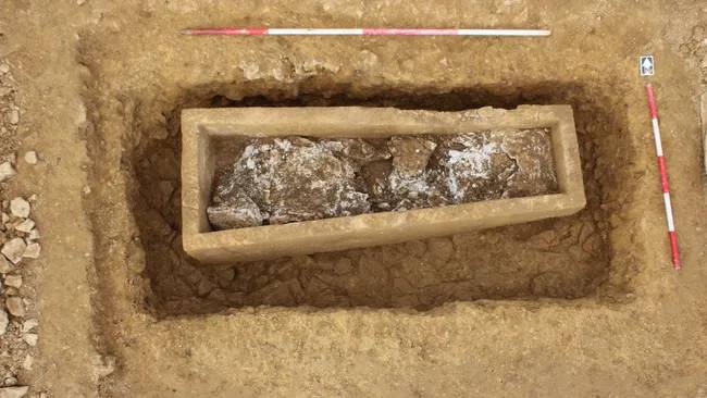 Raro sepultamento com gesso é encontrado em cemitério da Era Romana