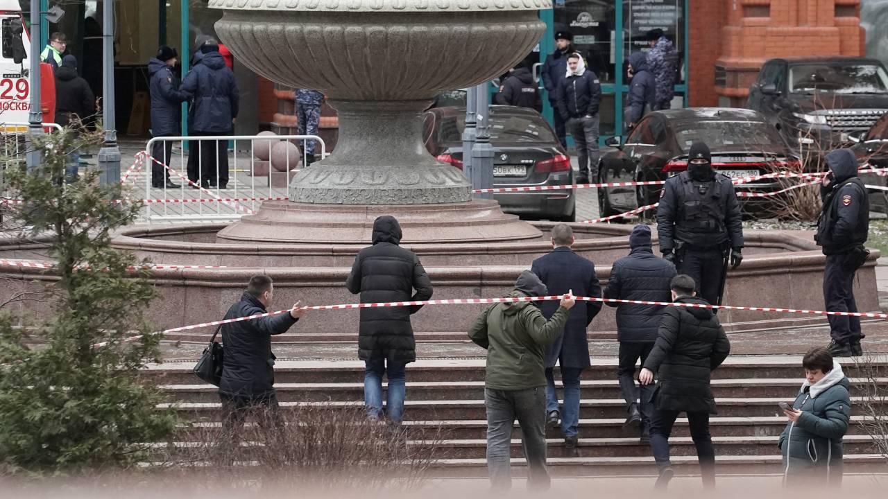 Russian law enforcement officers work in front of the damaged entrance to a residential building following a blast in Moscow on February 3, 2025. An east Ukrainian crime boss and separatist wanted by Kyiv had died from wounds inflicted during an explosion at a luxury Moscow complex on February 3, 2025, Russian news agencies reported. (Photo by TATYANA MAKEYEVA / AFP)