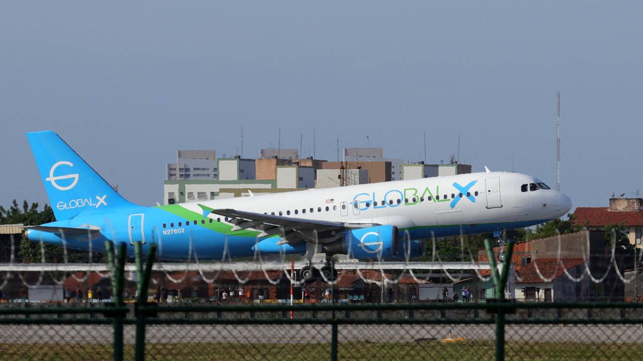 Avião que trouxe os brasileiros deportados dos Estados Unidos pousa em Fortaleza (07/02/2025)