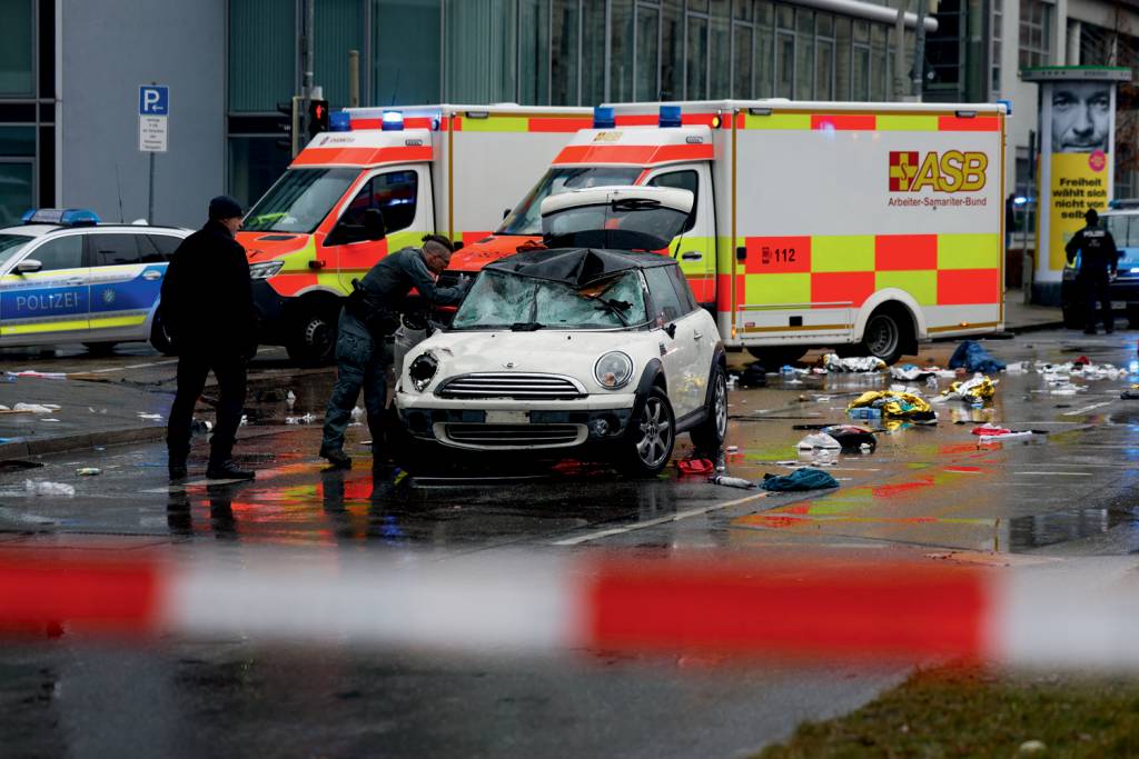 Car drives into crowd in Munich, several injured: German police TENSÃO SOCIAL - Atropelamento proposital em Munique: saldo de 28 feridos