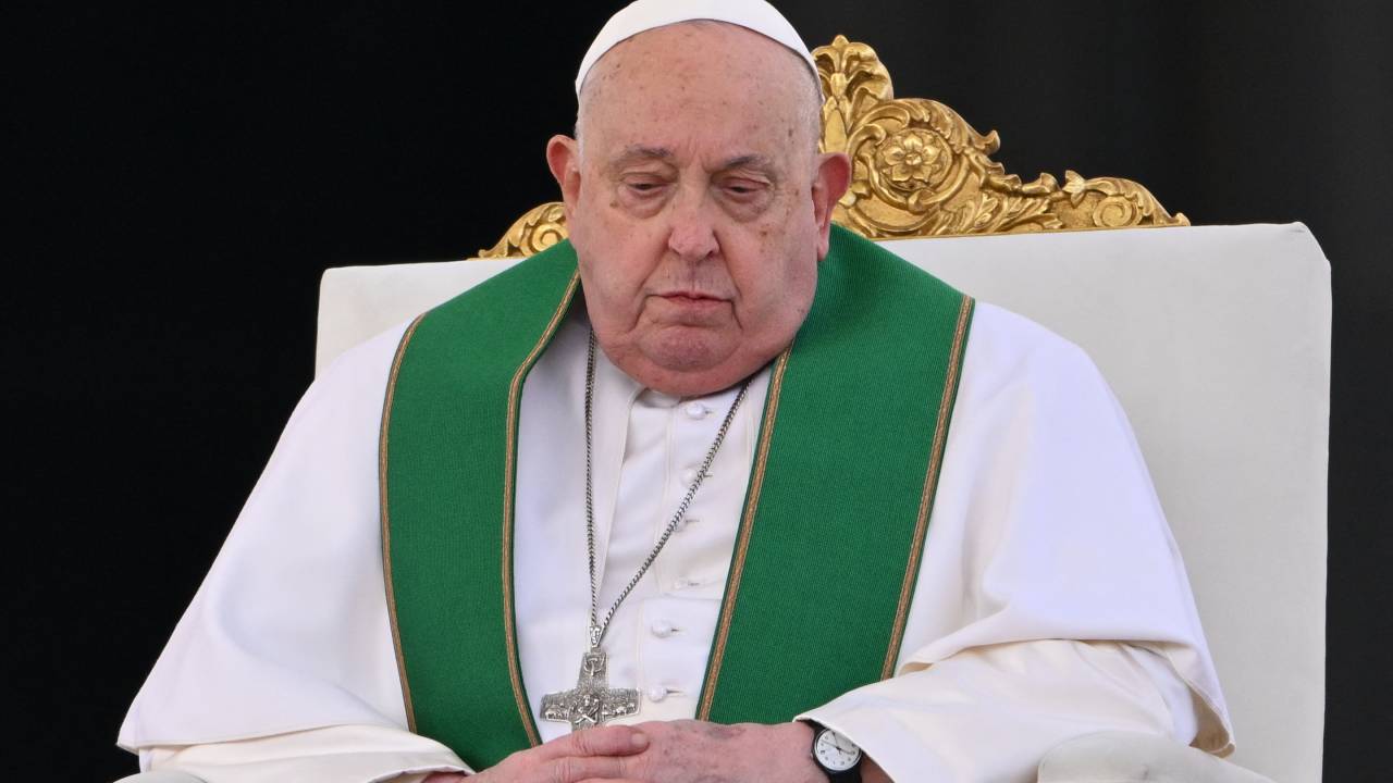 Saúde do papa Francisco piorou nos últimos dias e pontífice precisou ser internado nesta sexta-feira, 14.