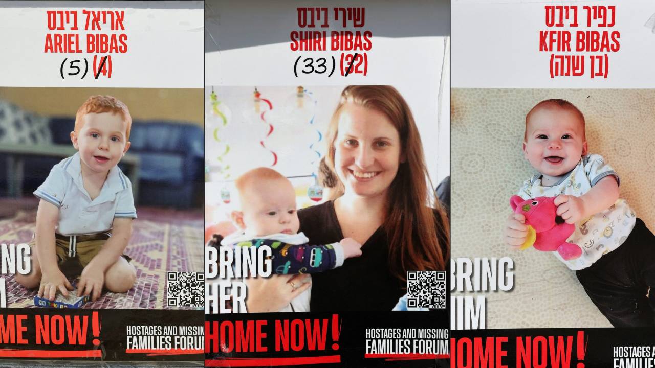 Família sequestrada pelo Hamas: a mãe, Shiri Bibas, e seus dois filhos, Ariel e Kfir