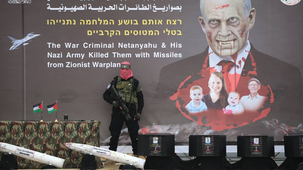 Hamas entrega corpos de quatro reféns em caixões