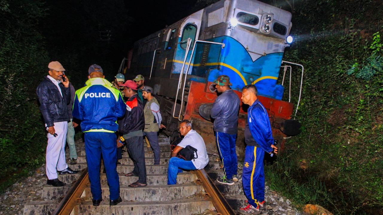 A polícia e o pessoal da ferrovia examinam um trem descarrilado em Habarana, no leste do Sri Lanka, em 20 de fevereiro de 2025, que matou seis elefantes.