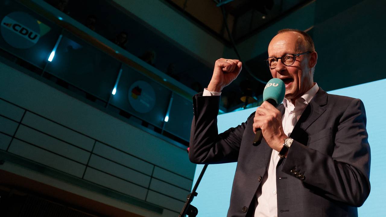 Friedrich Merz faz discurso a apoiadores na noite da eleição alemã - 23/02, 2025. (Photo by Odd ANDERSEN / AFP)