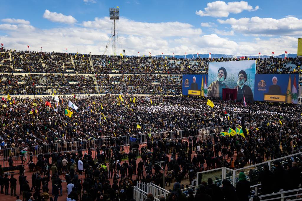 089_MEI-Lebanon-OM-HNF-20250223-0013.jpg AINDA AQUI - Multidão no funeral de líder do Hezbollah morto por Israel no Líbano, em setembro: demonstração de força
