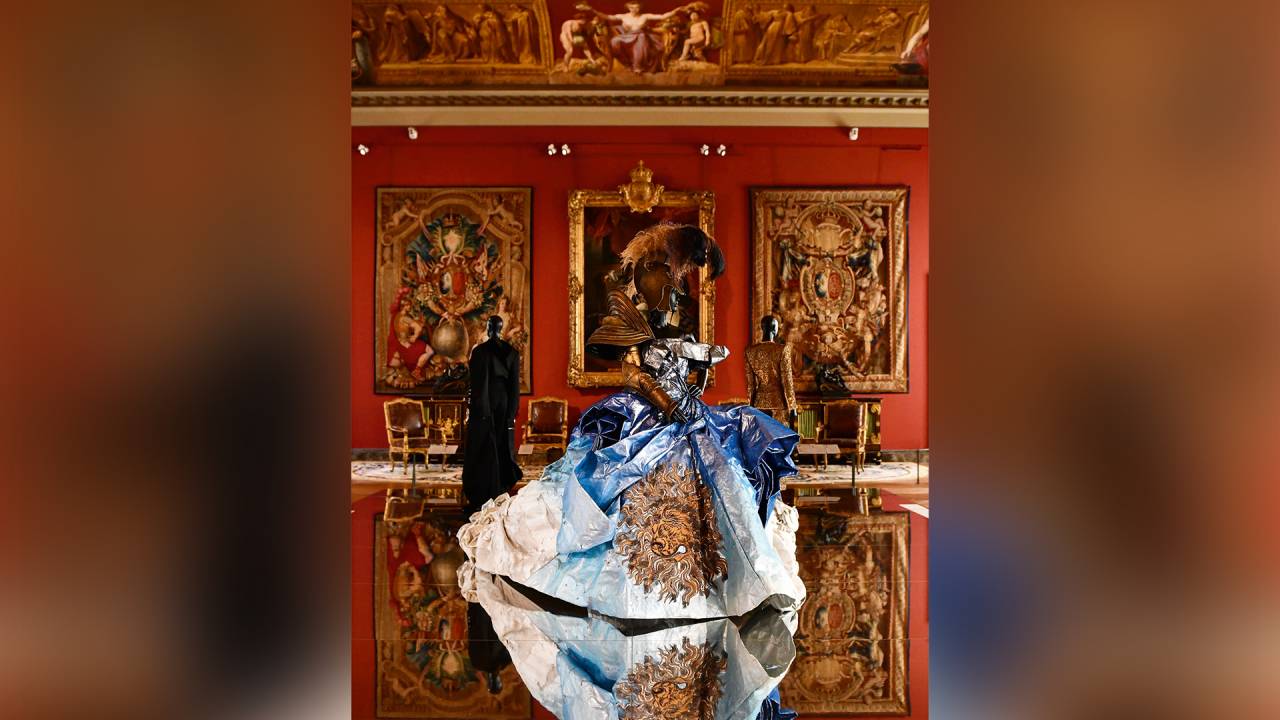 REI SOL - Vestido de alta-costura da Dior (2006): em elegante ambiente, dividido com um retrato barroco de Luís XIV