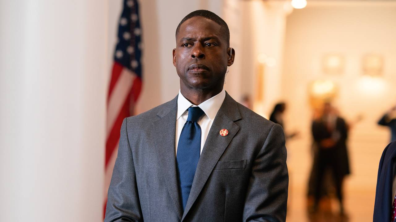 INTENSO - Brown como o agente Xavier: série já tem segunda temporada garantida