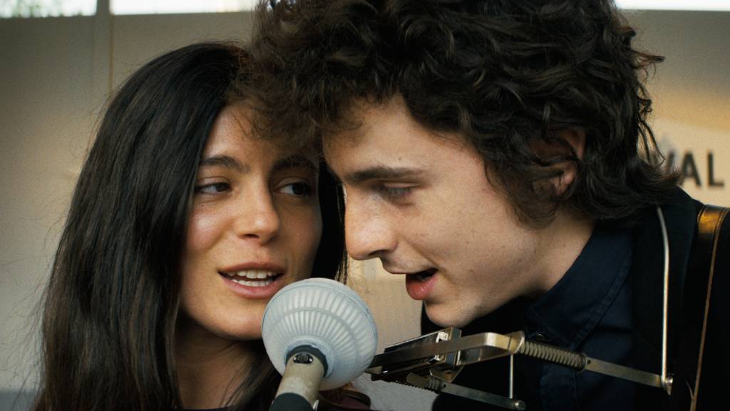 2—054_047_045_065_D045C007_240508RZ_bt1886_20240719.01538081 DUPLA - Monica Barbaro e Chalamet como Joan Baez e Dylan: relação complicada