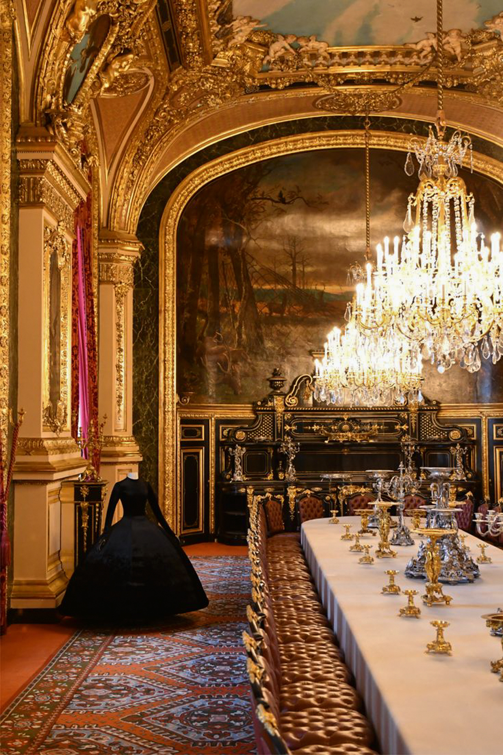 2—Louvre-Couture,-Objets-d_art,-objets-de-mode-(7).jpeg GALA - Modelo da Balenciaga (2020): joia em um salão do século XVII