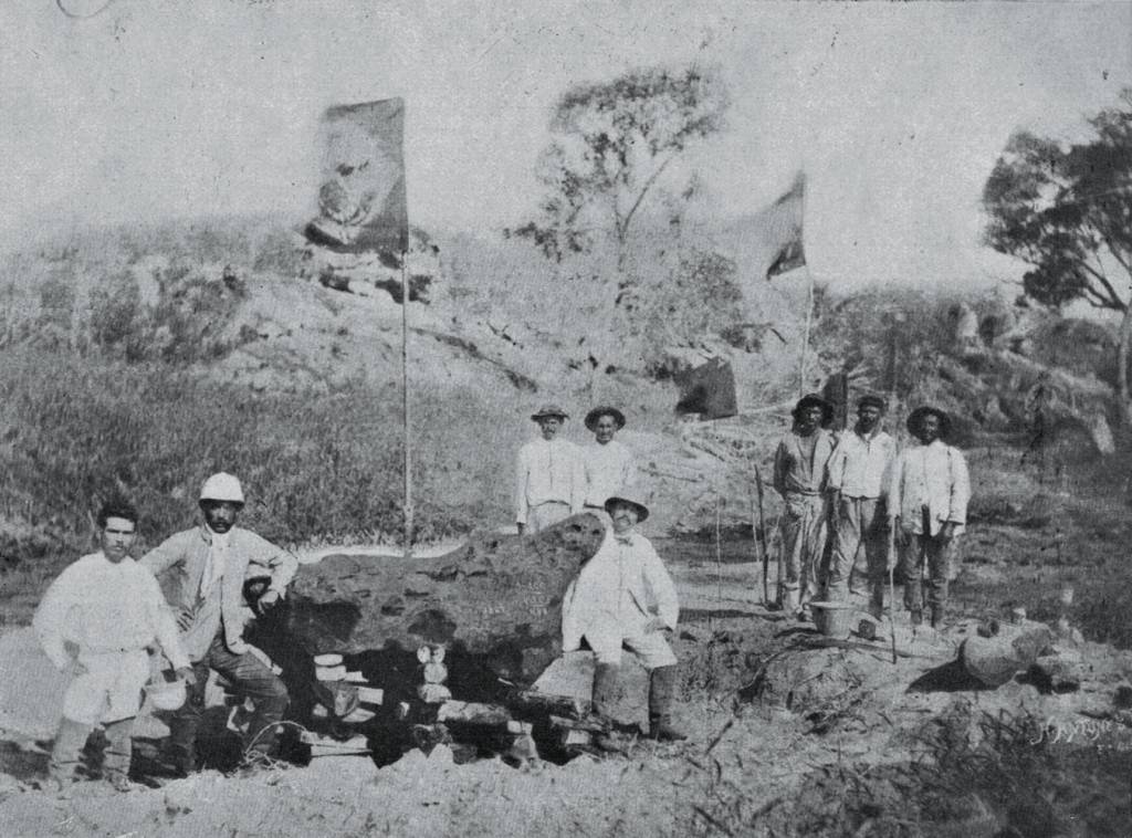 2—Meteoríto_de_Bendegó_em_1887.jpeg SEM FERIDOS - O Bendegó, em 1888, ao ser transportado: meteorito inofensivo