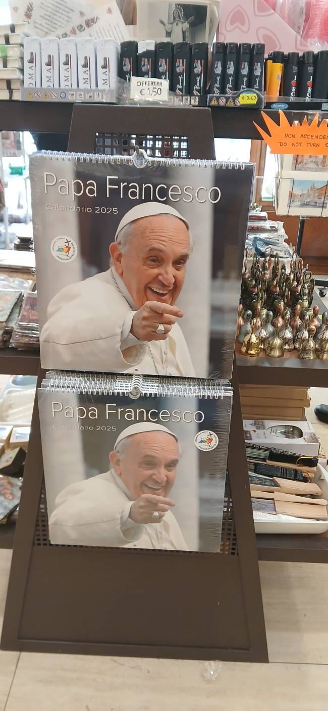 20250226_135011 Calendários estão entre itens buscados por fiéis durante o Jubileu de 2025. 26/02/2025 -