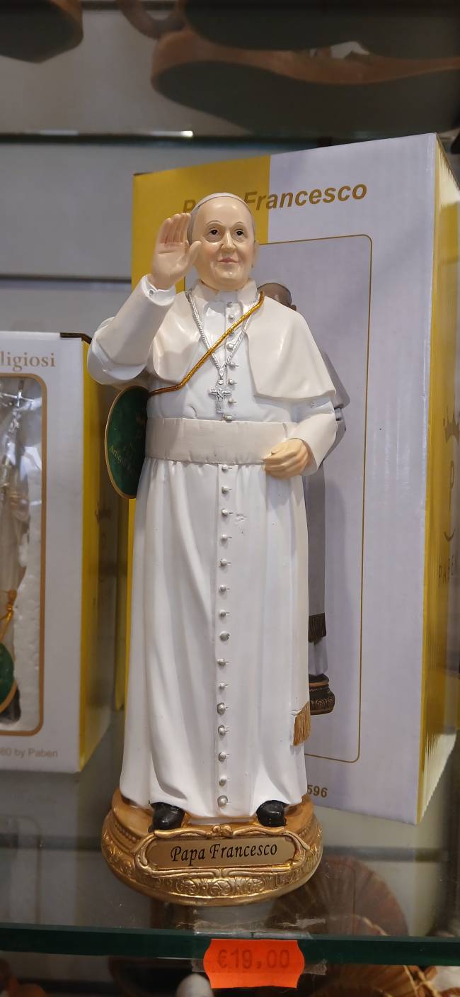 20250226_135229 Boneco do simpático Jorge Mario Bergoglio. 26/02/2025 -