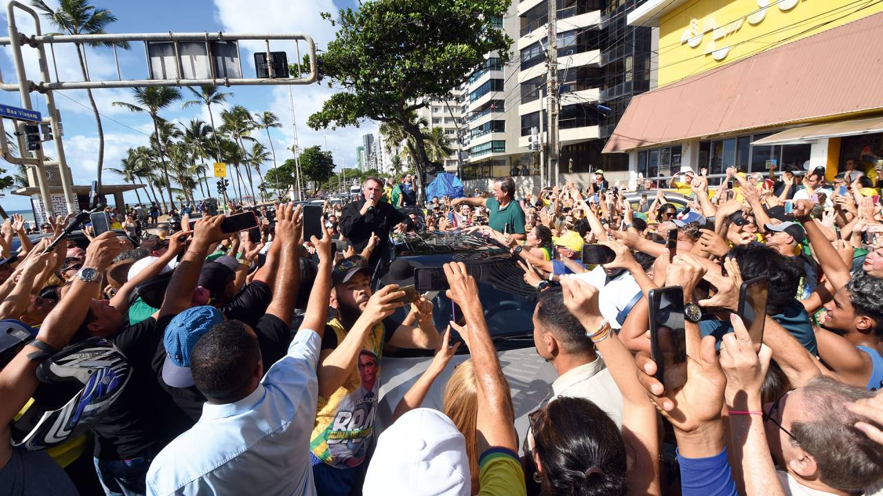 AGITAÇÃO - O ex-presidente e o ex-ministro Gilson Machado em Recife: atos em Copacabana, na Paulista e giro pelo país