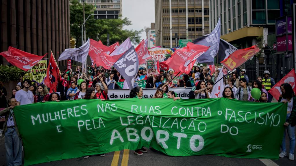 Ato pela descriminalização do aborto na avenida Paulista POLÊMICA - Protestos: a liberação ou proibição do aborto divide opiniões
