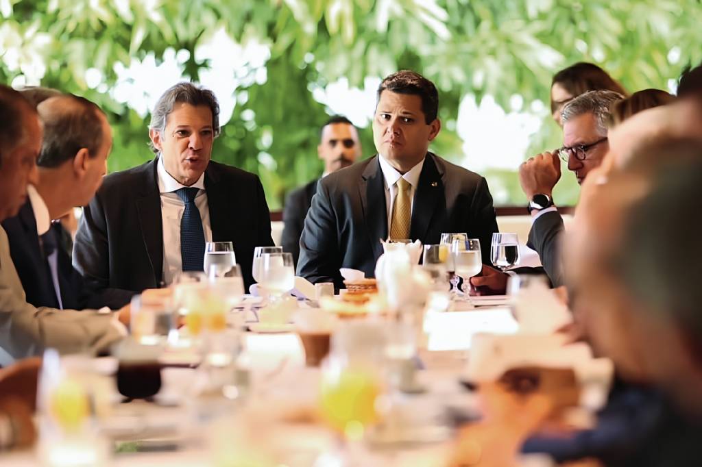 2D-(1)—-Imagem-do-WhatsApp-de-2025-02-11-as-16.24.58_3db5fb33-1-(1).jpg ESFORÇO - Haddad: luta quase solitária para equilibrar as contas