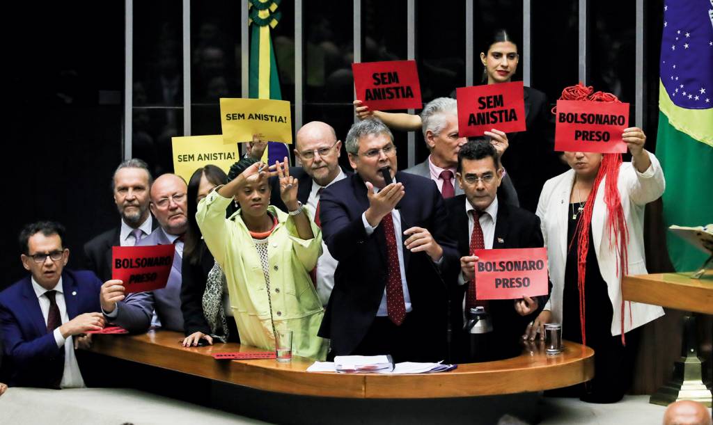 2D-(1)—lula2560-2.jpeg PELA PRISÃO - Deputados de esquerda protestam na tribuna: esforço para barrar iniciativas que possam livrar Bolsonaro