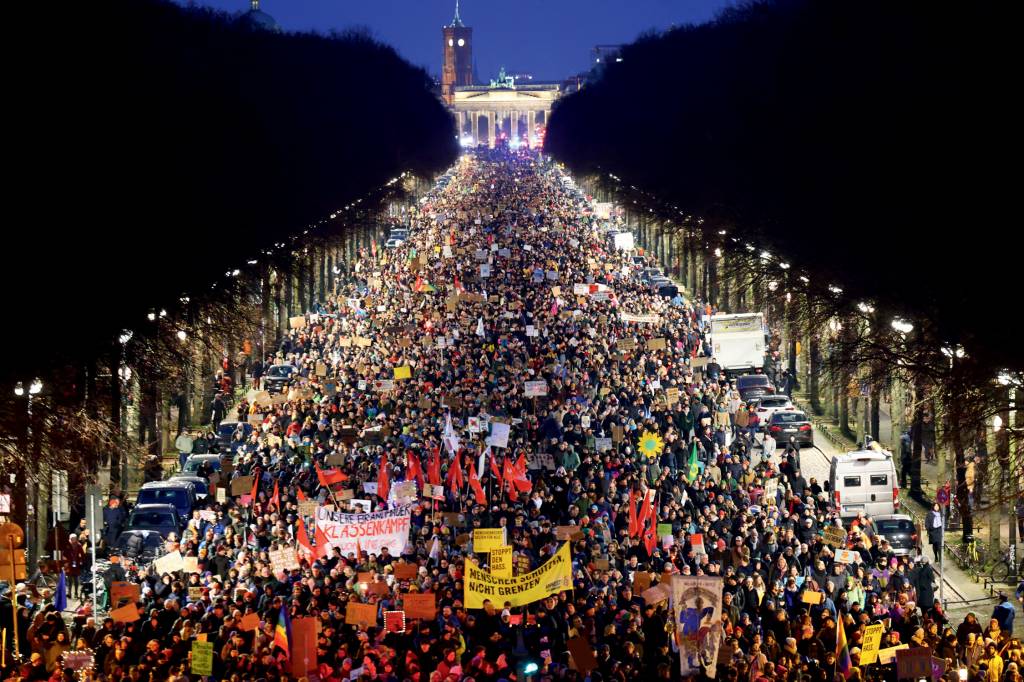 Protests against cooperation between Christian Democrats and far-right AfD party in Berlin REAÇÃO - Protesto em Berlim: centenas de milhares nas ruas contra o racismo e o ódio