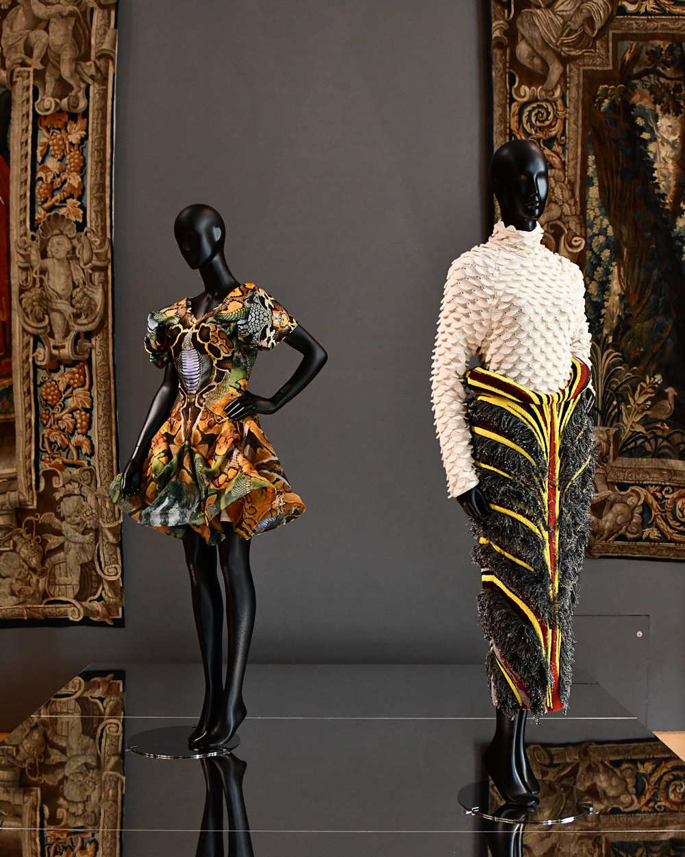 3—474963739_18485936287033585_8568619060863955320_n_1.jpg NO MEIO DO CAMINHO - Criações de Alexander McQueen (2010) e Bottega Veneta (2024): beleza