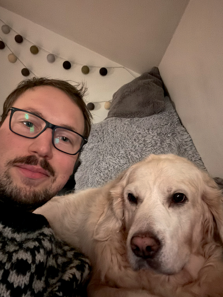 3 – GigDhl_W0AA_rDT.jpeg DIRETOR - Zilbalodis e o cão que inspirou o golden retriever do filme: medos pessoais refletidos na trama