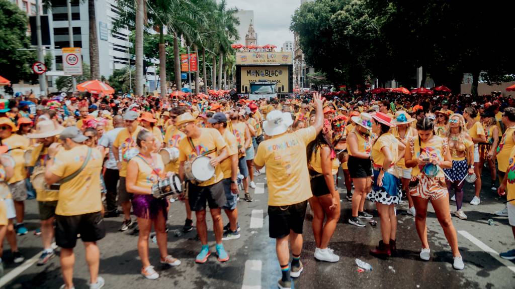 3 – Mono desfile RJ – foto Thaty Aguiar 02.jpg FOLIA ESTENDIDA - Bloco de rua: quanto mais tempo, melhor será