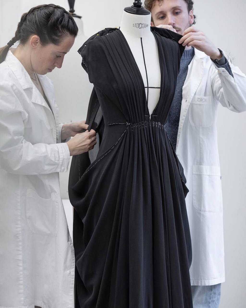 548379 -A equipe Dior trabalha no vestido da estrela usado no BAFTA 2025