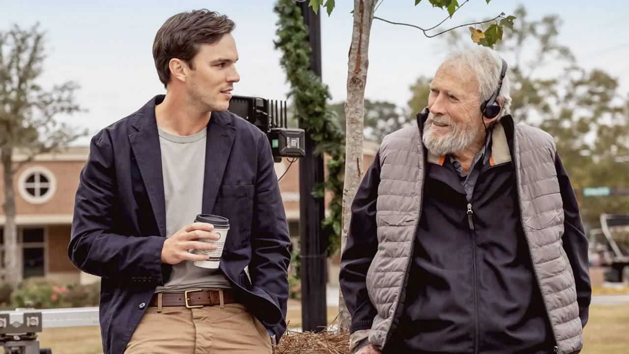 DILEMA - O diretor Clint Eastwood (à dir.) na gravação de 'Jurado Nº 2': valores