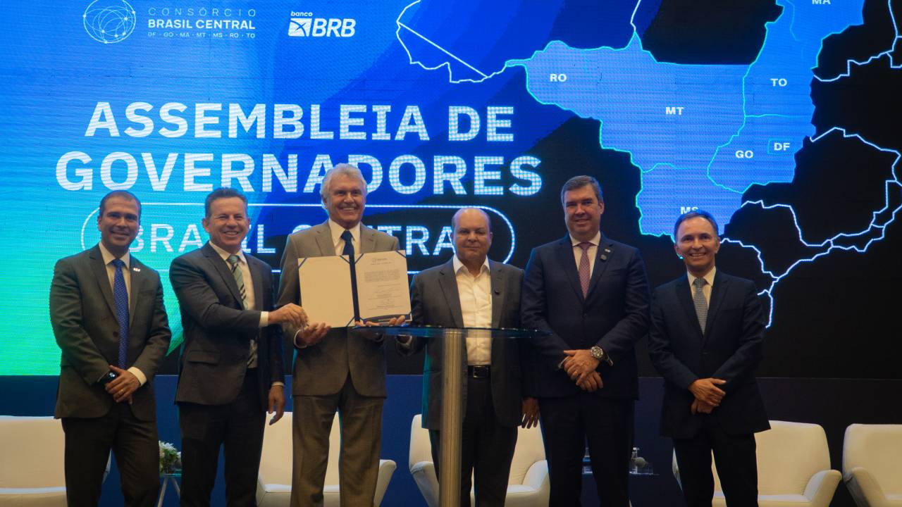O presidente do BRB, Paulo Henrique Costa, os governadores Mauro Mendes (MT), Ronaldo Caiado (GO), Ibaneis Rocha (DF), Eduardo Riedel (MS) e o secretário-executivo do Consórcio Brasil Central José Eduardo Pereira, durante encontro na última quinta-feira, em Brasília