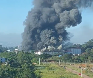 Incêndio atingiu fábrica de alimentos na cidade de Cachoeirinha, na Região Metropolitana de Porto Alegre