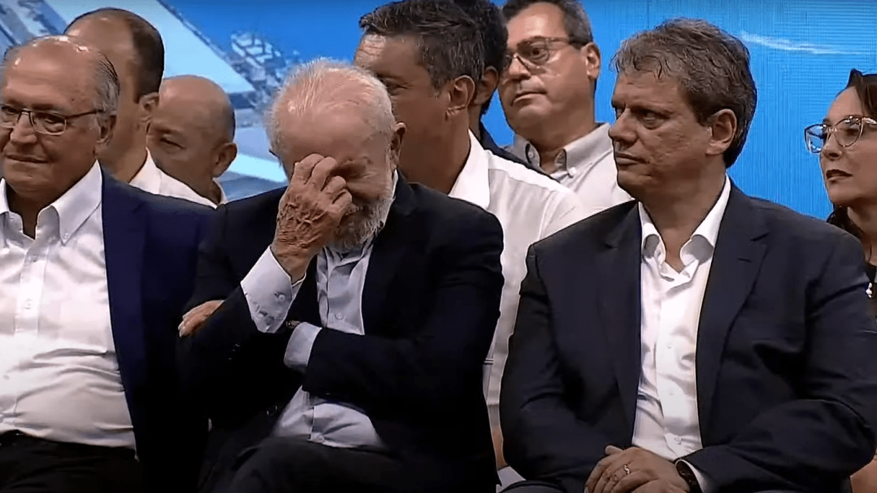 O presidente Luiz Inácio Lula da Silva e o governador de São Paulo, Tarcísio de Freitas, durante discurso do ministro da Casa Civil, Rui Costa, em evento no Porto de Santos (SP), nesta quinta-feira