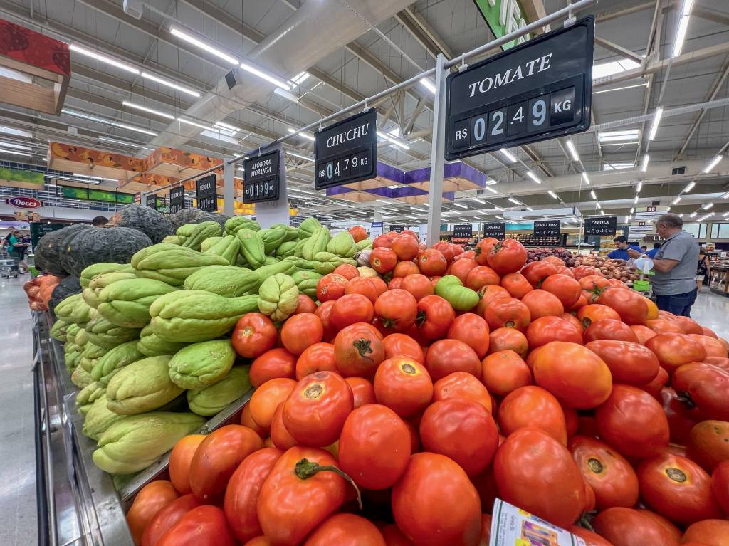 PreÁo de alimentos em supermercado NO SUPERMERCADO - Legumes à venda: diversos itens da cesta básica tiveram forte alta no ano passado