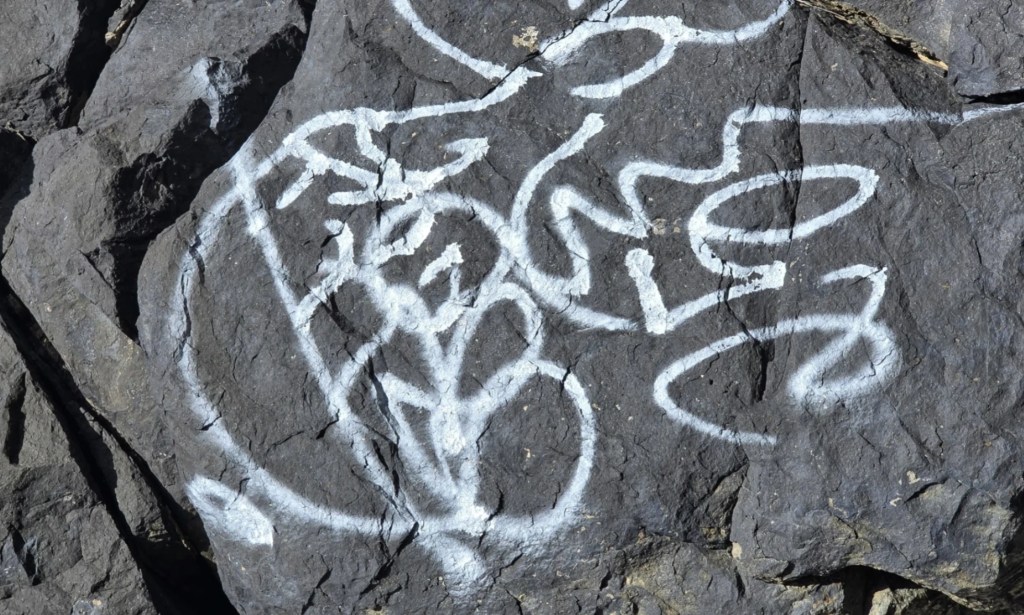 Homem é expulso e multado em R$ 10 mil após pichar rochas em Fernando de Noronha