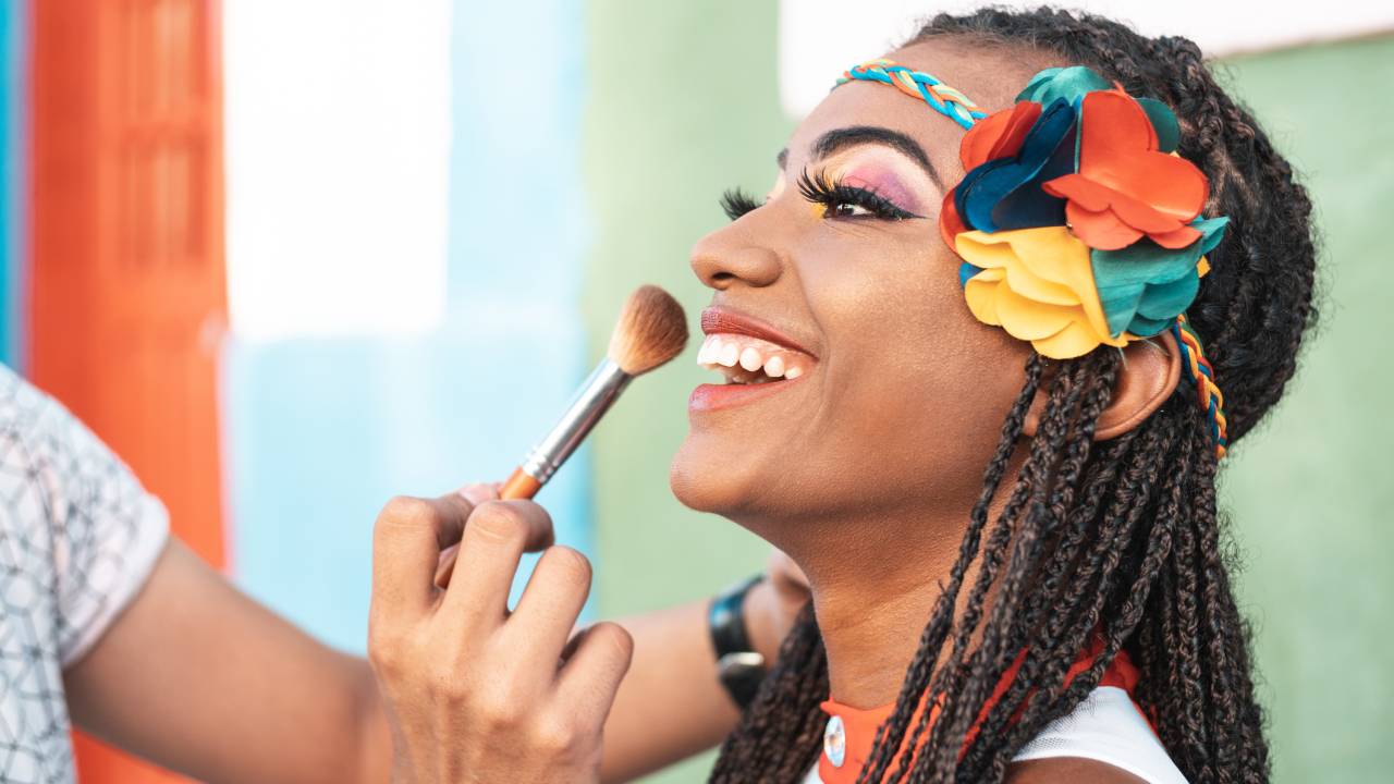 Mulher é maquiada para o Carnaval